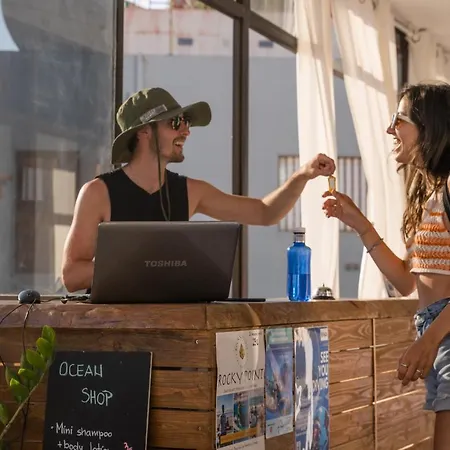 Ocean Nomads Coworking Tenerife * 아로나