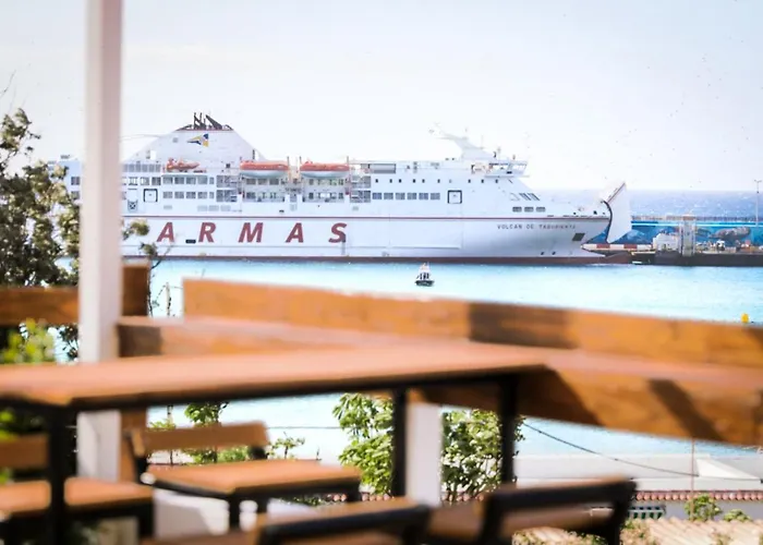 Ocean Nomads Coworking Tenerife אכסניה ארונה