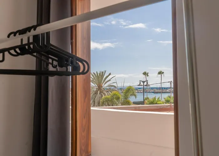 Ocean Nomads Coworking Tenerife بيت شباب أرونا